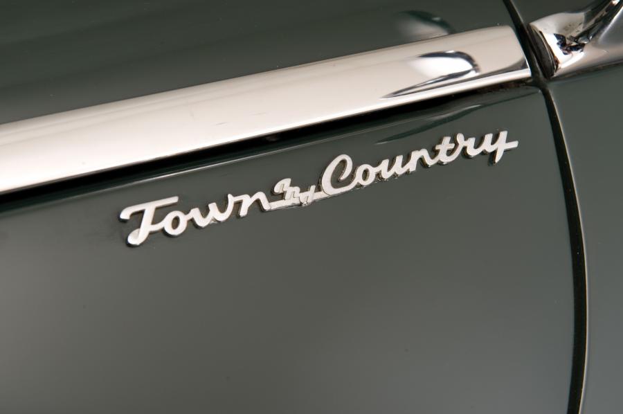 Логотип Chrysler Windsor Town & Country Station Wagon 1941 года  (фото 1 из 24)